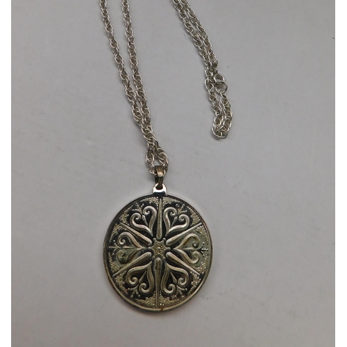 124 - 925 Silver chain & pendant