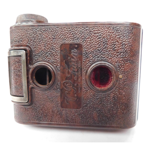 17 - Bakelite cased - vintage V.P Juin - mini camera & case