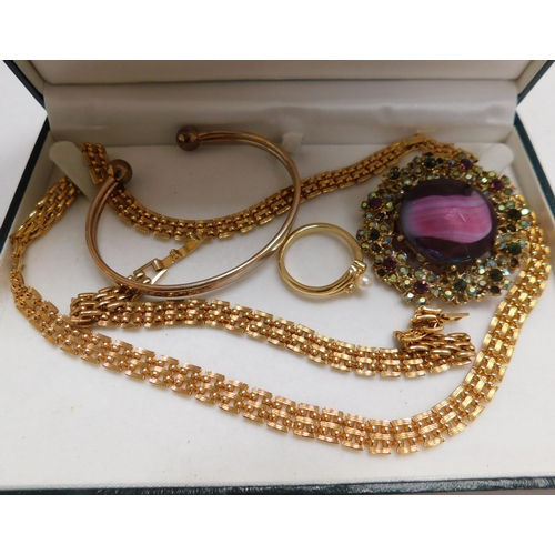 137 - Gold tone & costume jewellery