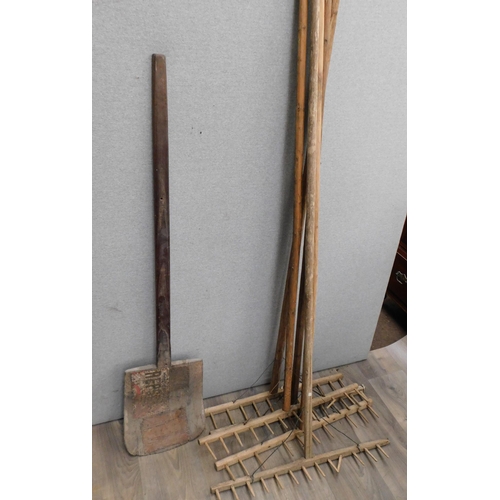 501 - 5 Vintage rakes and vintage shovel