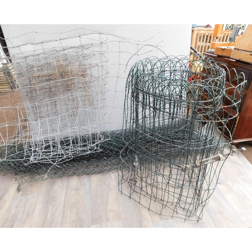 502 - Selection of wire fencing