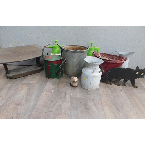 507 - Mixed garden items incl. watering can, bird feeder etc.