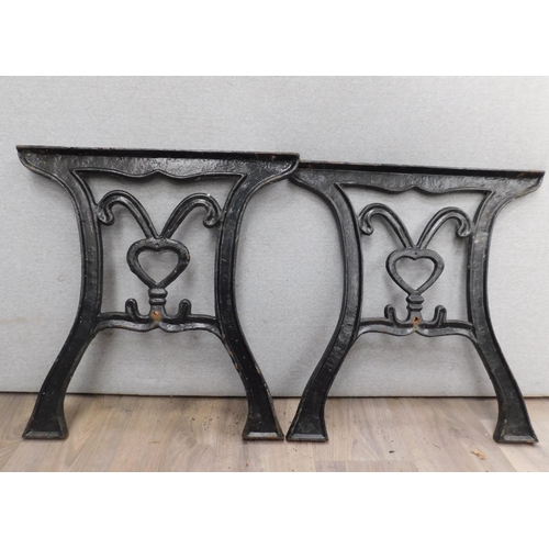 524A - Heavy set of cast table ends