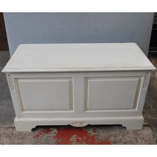 551 - White blanket box