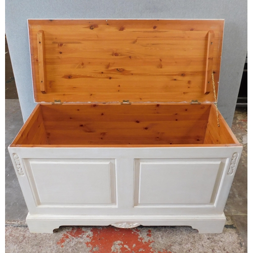 551 - White blanket box