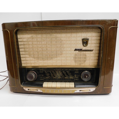 596 - Large vintage Grundig 3D sound radio (21