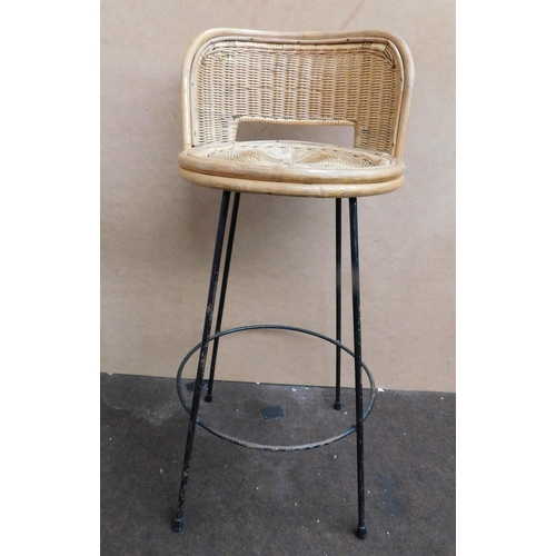 762 - Vintage wicker stool