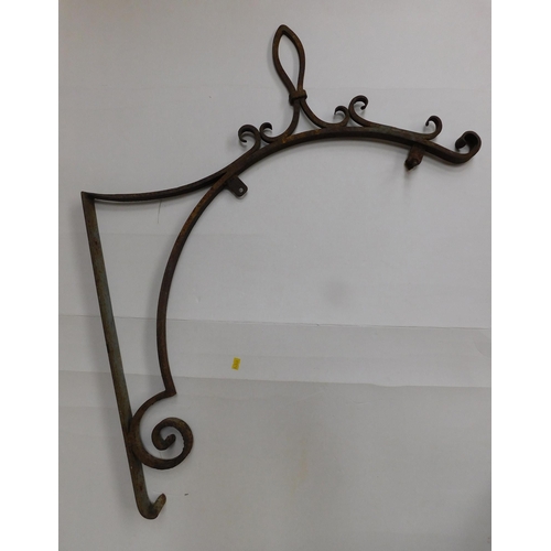 763 - Vintage - cast iron/pub sign hanger - (32