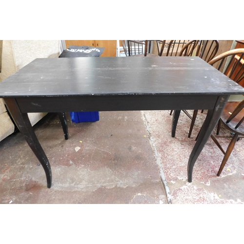 786 - Table approx. 47