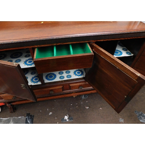 620 - 3 Door, 2 drawer oak sideboard with interior cutlery drawer approx. 58