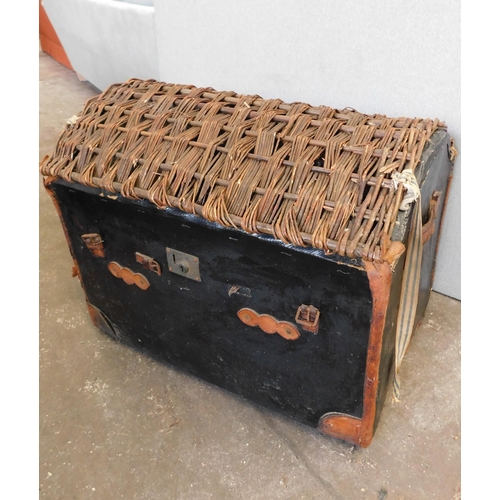 737 - Wicker trunk approx. 30