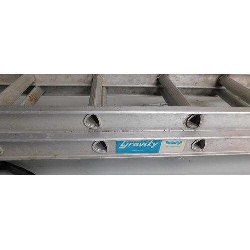 566A - Set of extending aluminium ladders (13 rungs per section)