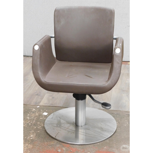 570 - Barbers/hairdressers chair