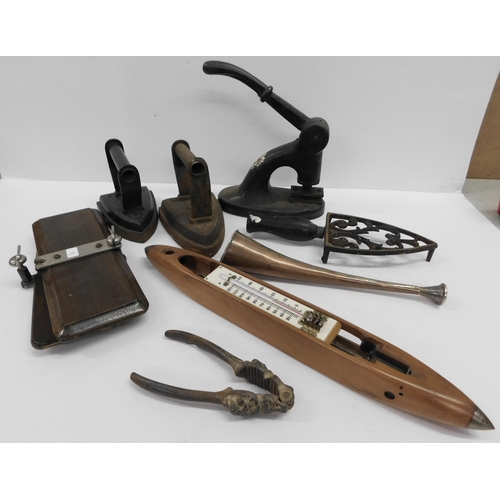 192 - Antique & vintage items - including irons & nutcrackers