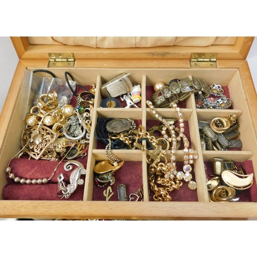 573 - Selection of costume jewellery