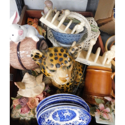 682 - Selection of mixed collectables