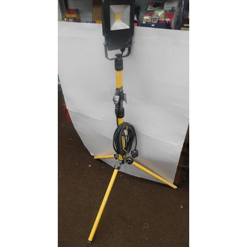 789 - Electric work light on tripod