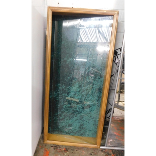 549 - Table top glass display cabinet (glass loose) with hinged lid approx. 20