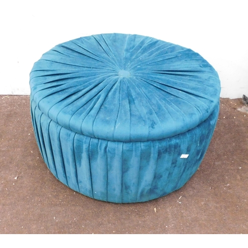 558 - Vintage style storage pouffe