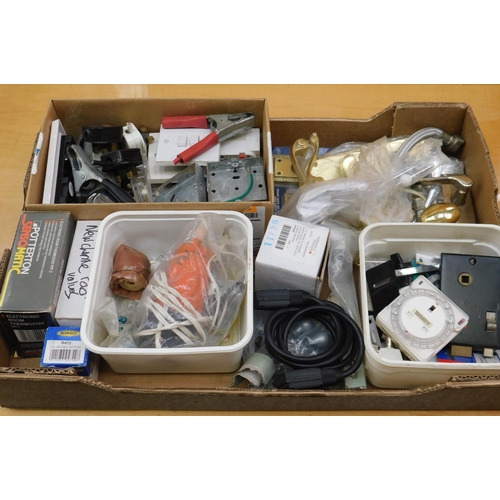 562 - Box of assorted electrical items etc.