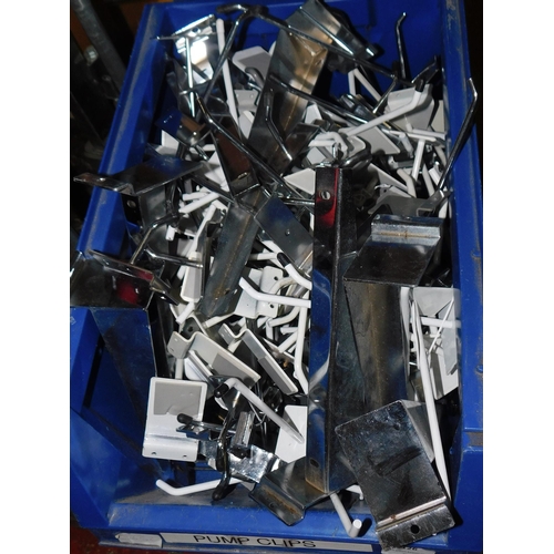 534A - Large box of assorted shop racking pegs