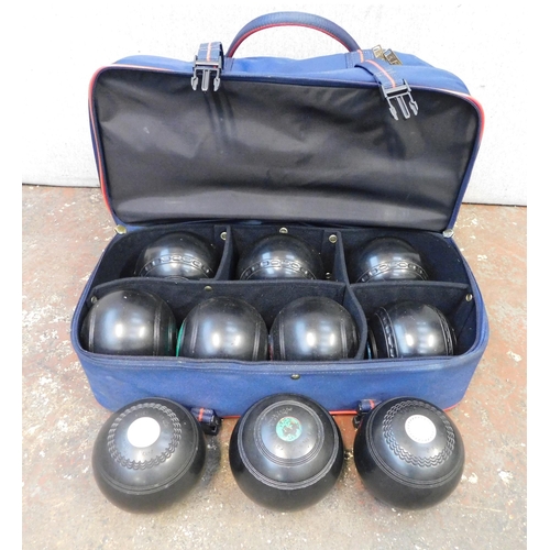 607 - Selection of Thomas Taylor bowls in carry case