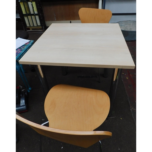 800 - Square table and two chairs