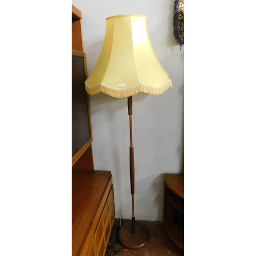 557 - Vintage teak lamp with lampshade