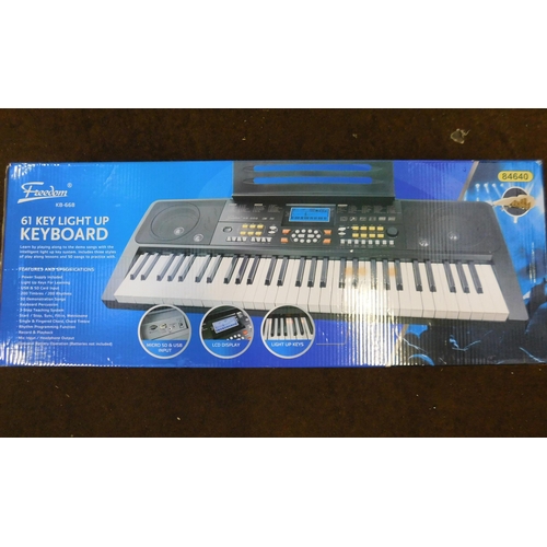 563 - Freedom KB668 keyboard with box