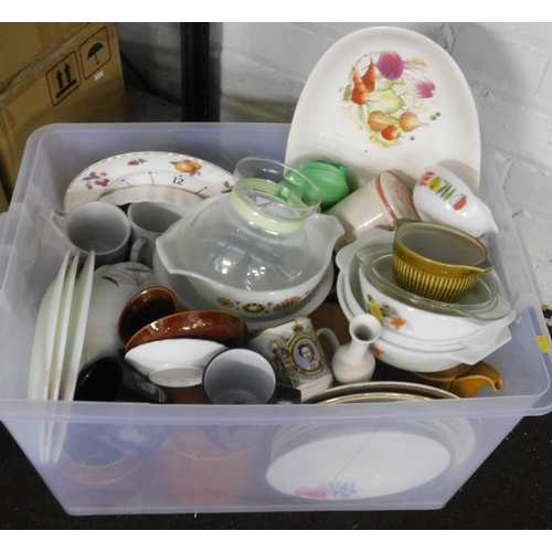 585 - Box of mixed century collectable kitchenalia incl. Hornsea and Pyrex etc.