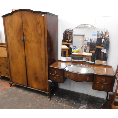 627 - Vintage wardrobe and mirrored dressing table