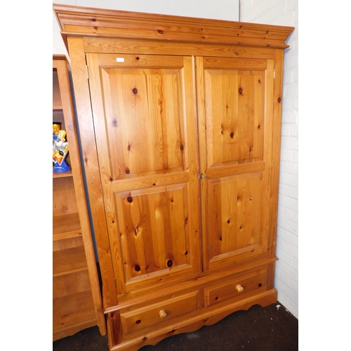 646A - Double pine wardrobe with drawer section