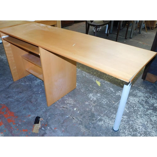 765 - Desk/worktable with pull out keyboard shelf