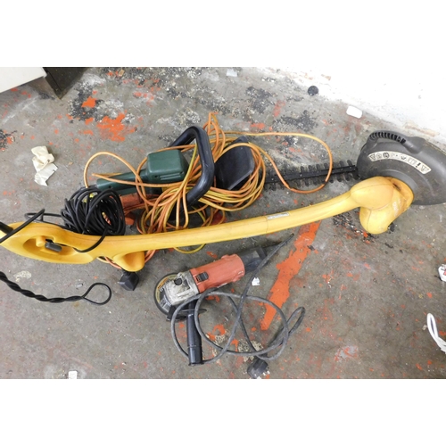 810 - Electric hedge trimmer, strimmer & angle grinder (unchecked)