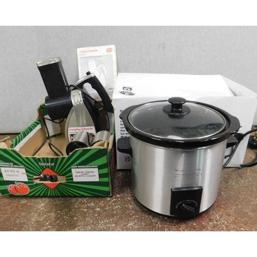 800 - Slow cooker in working order and food slicer