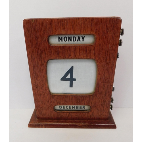 1 - Wooden - perpetual/desk calendar - approx. 9