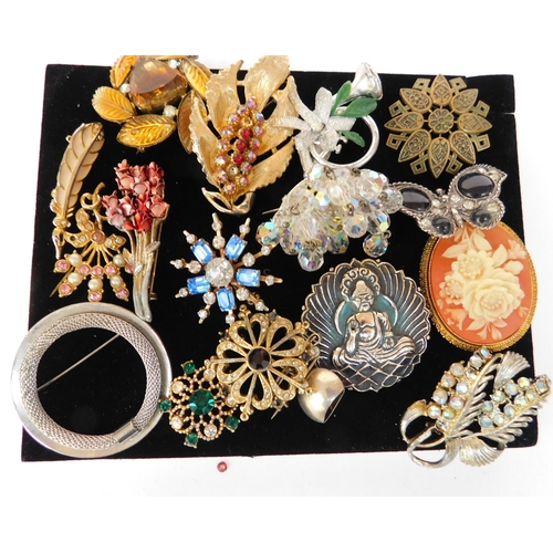 267 - Mixed - brooches