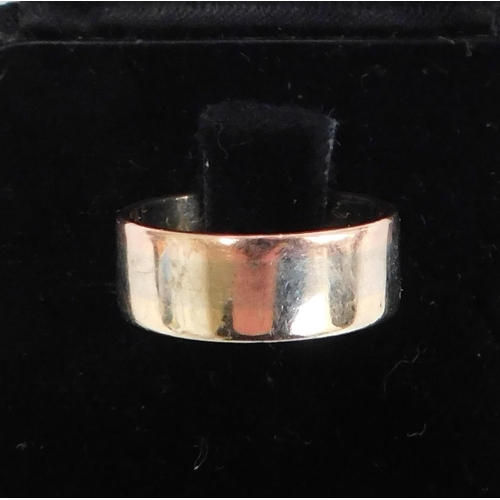 100 - 9ct Gold/band ring - weight 4g