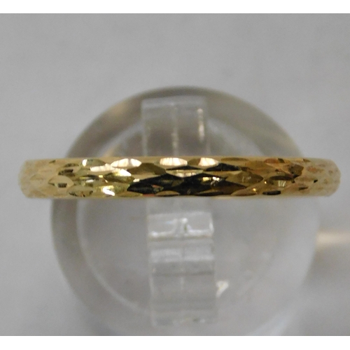 146 - 9ct Gold - diamond cut band ring - size U