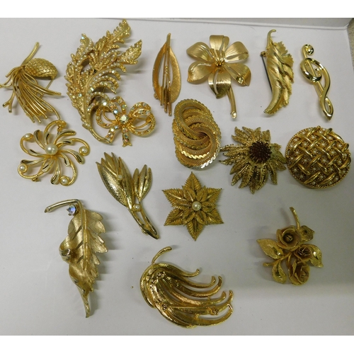 260 - Gold tone - brooches