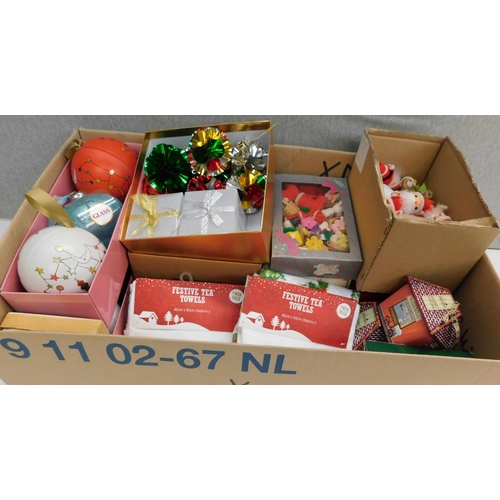 611 - Box of mixed Christmas decorations