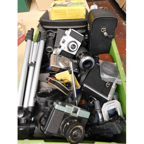 806 - Large selection of mixed vintage cameras and equipment