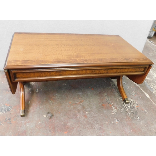 527 - Drop leaf coffee table