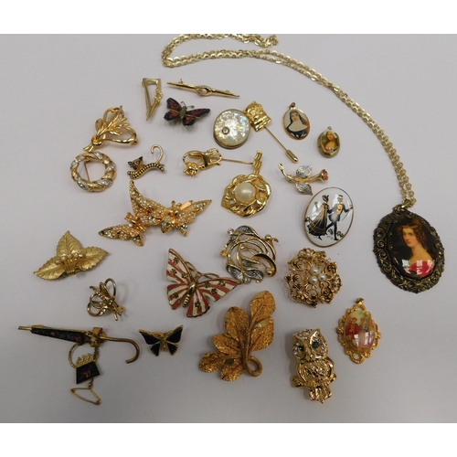 65 - Gold tone - brooches/pendants & pins