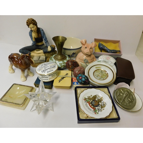 13 - Tray of assorted collectables