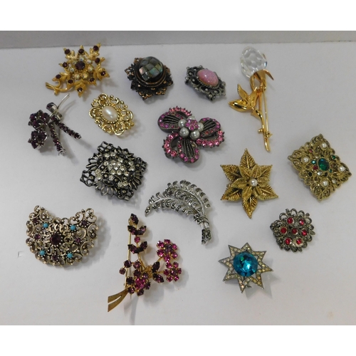 146 - Collection of 15 antique and vintage brooches