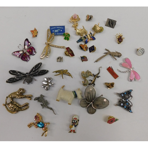 14 - Pin badges & brooches