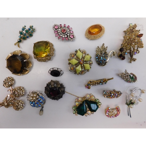 291 - Mixed brooches