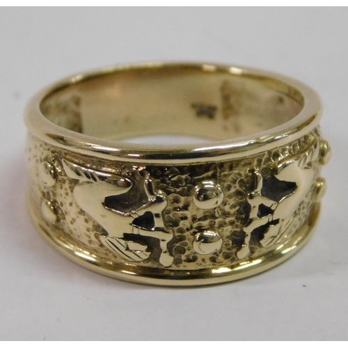 336 - 9ct gold - Egyptian scene ring - size P