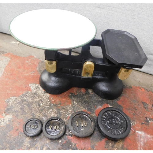 566 - Vintage weighing scales and weights